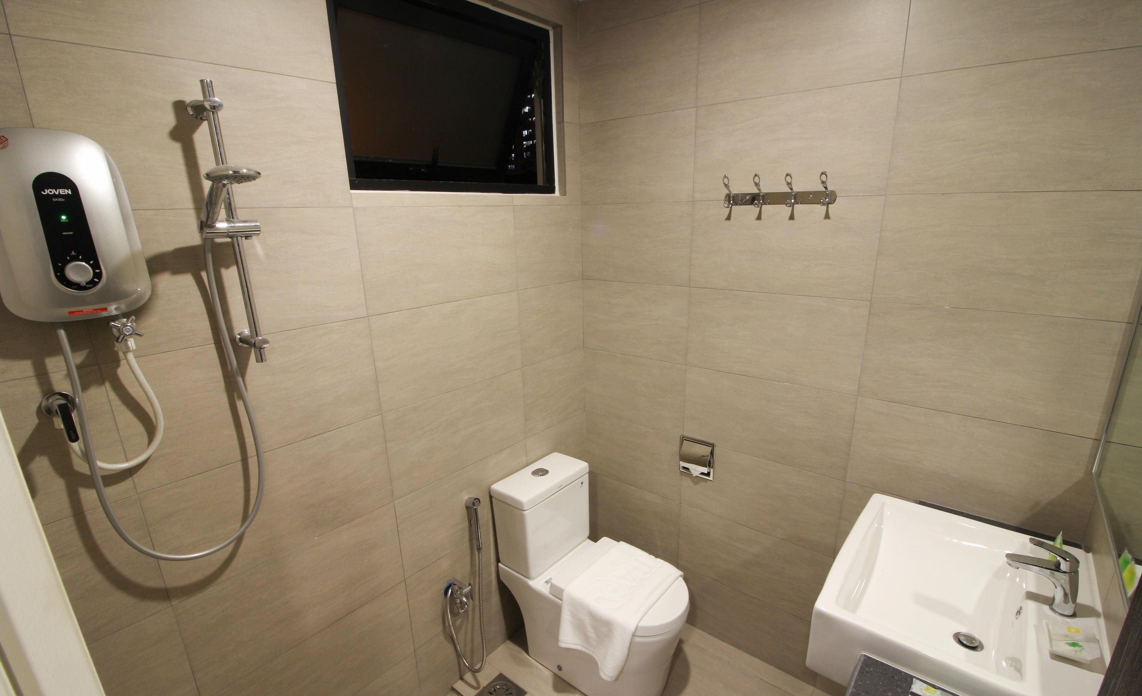 family suite | bathroom | shower, free toiletries, hair dryer, bathrobes