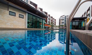 Outdoor pool - Tropical Villa Service Suite (Seri Kembangan)