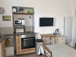 Fridge, microwave, oven, stovetop - Charming Little Studio Room in Tranquil Hamlet 4km from Chorges. Perfect for 2. (Chorges)