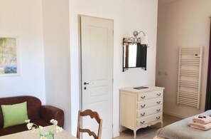 1 bedroom, iron/ironing board, travel crib, free WiFi - Charming Little Studio Room in Tranquil Hamlet 4km from Chorges. Perfect for 2. (Chorges)