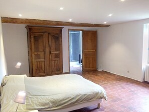 5 quartos, escrivaninha, ferros/tábuas de passar roupa, berço de viagem