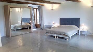 5 chambres, bureau, fer et planche à repasser, lit parapluie