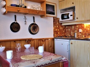 Fridge, microwave, oven, coffee/tea maker