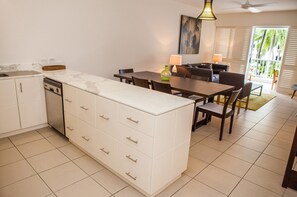 Apartamento, 3 quartos, para não fumantes | Cozinha privada | Geladeira grande, micro-ondas, fogão, cooktop