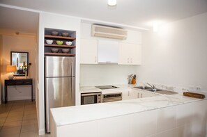 Apartamento, 3 quartos, para não fumantes | Cozinha privada | Geladeira grande, micro-ondas, fogão, cooktop