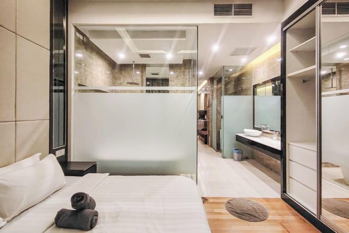 In-room safe, desk, iron/ironing board, free WiFi