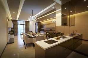 Fridge, microwave, oven, stovetop - Dorsett Residences Bukit Bintang - Emy Room (Kuala Lumpur)