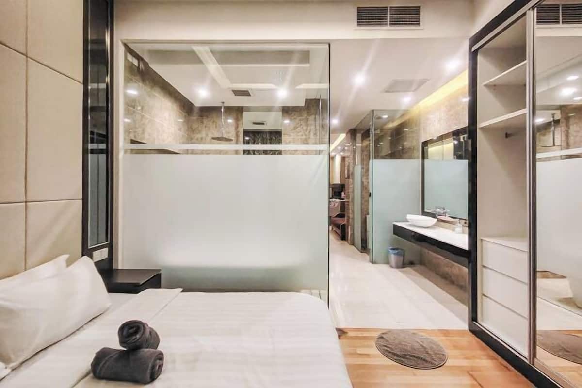 In-room safe, desk, iron/ironing board, free WiFi