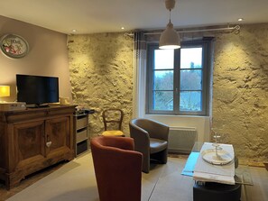 Fernseher, Videospielkonsole, Bücher