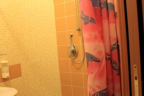 Habitación estándar con 1 cama doble o 2 individuales, baño privado | Baño | Ducha, artículos de higiene personal gratuitos, secador de pelo y bidé