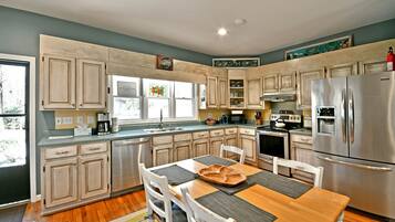 冷蔵庫、電子レンジ、オーブン、コンロ