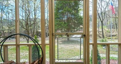 Beautiful private cottage on Eastatoee River