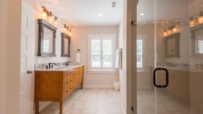 Combined shower/bathtub, hair dryer, towels, soap - Island Oasis!Golf Cart-Priv.Pool-Bikes-Fenced Yard-Ping Pong-Walk~Beach-Sleep12  (Isle of Palms)