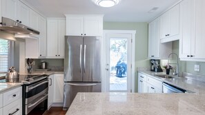 冷蔵庫、電子レンジ、オーブン、コンロ