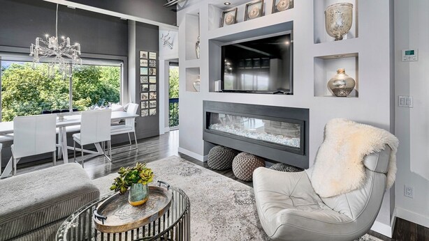 TV, fireplace, stereo - Luxury Waterfront Penthouse -Downtown Kelowna!  (Kelowna)