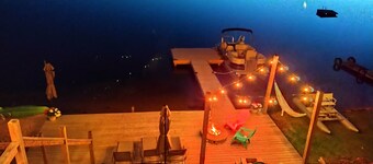 This spacious cottage with a hot tub is the perfect spot for a family vacation.