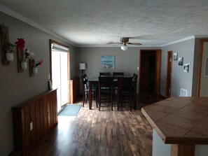 Dining - This spacious cottage with a hot tub is the perfect spot for a family vacation. (Custer)