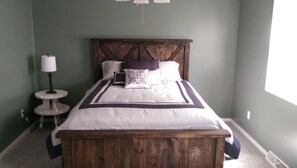 6 bedrooms, travel crib, free WiFi, bed sheets - This spacious cottage with a hot tub is the perfect spot for a family vacation. (Custer)