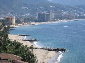 Plage, chaises longues, serviettes de plage