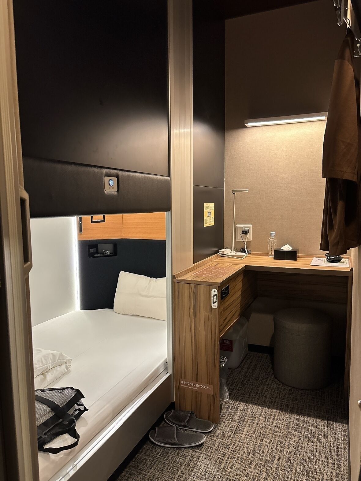 标准小屋, 男士专用房 (Lower Cabin) | 客房内保险箱、办公桌、免费 WiFi、床单