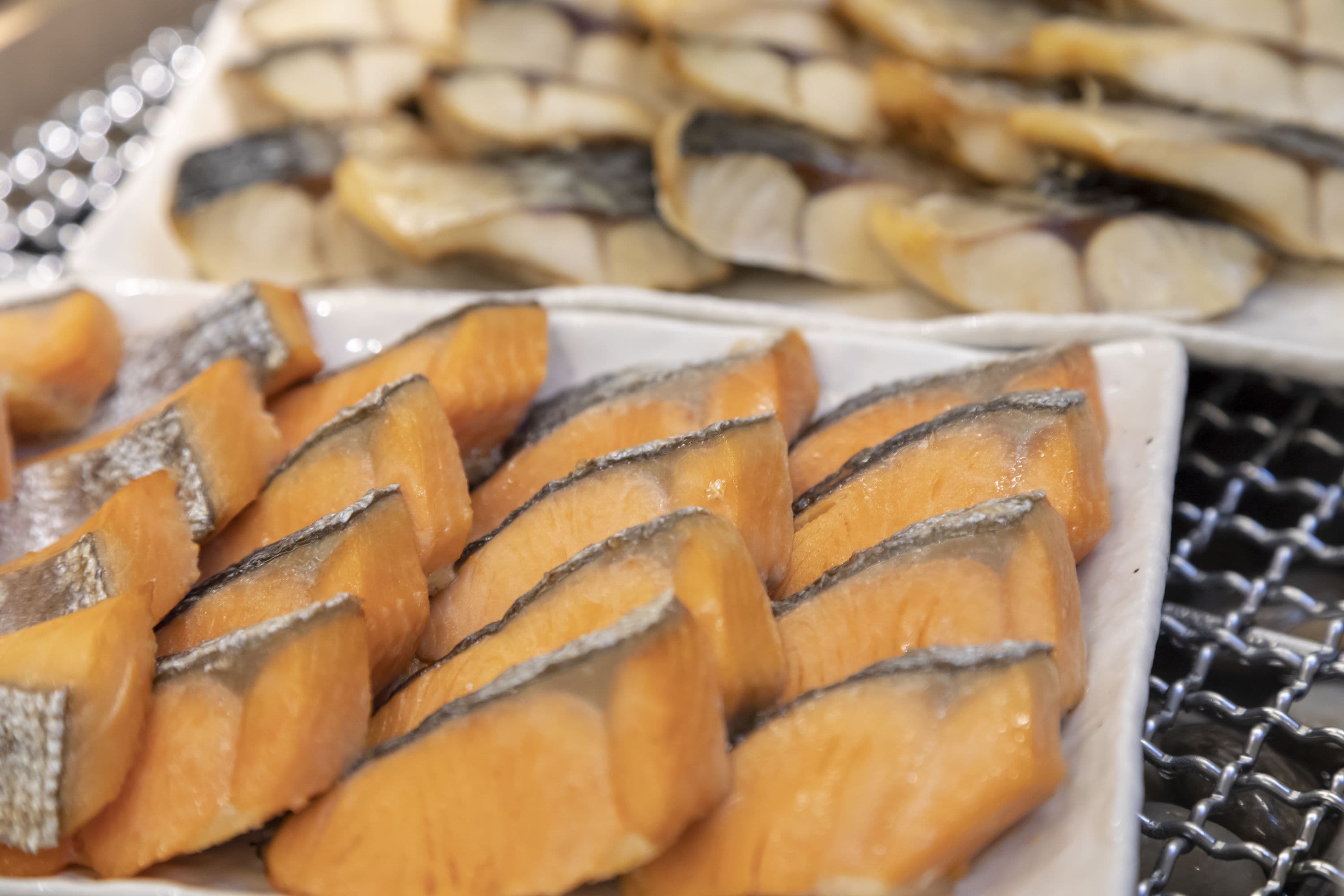 Eine Auswahl an Meeresfrüchten, darunter Fisch und Schalentiere, präsentiert auf einer Servierteller.