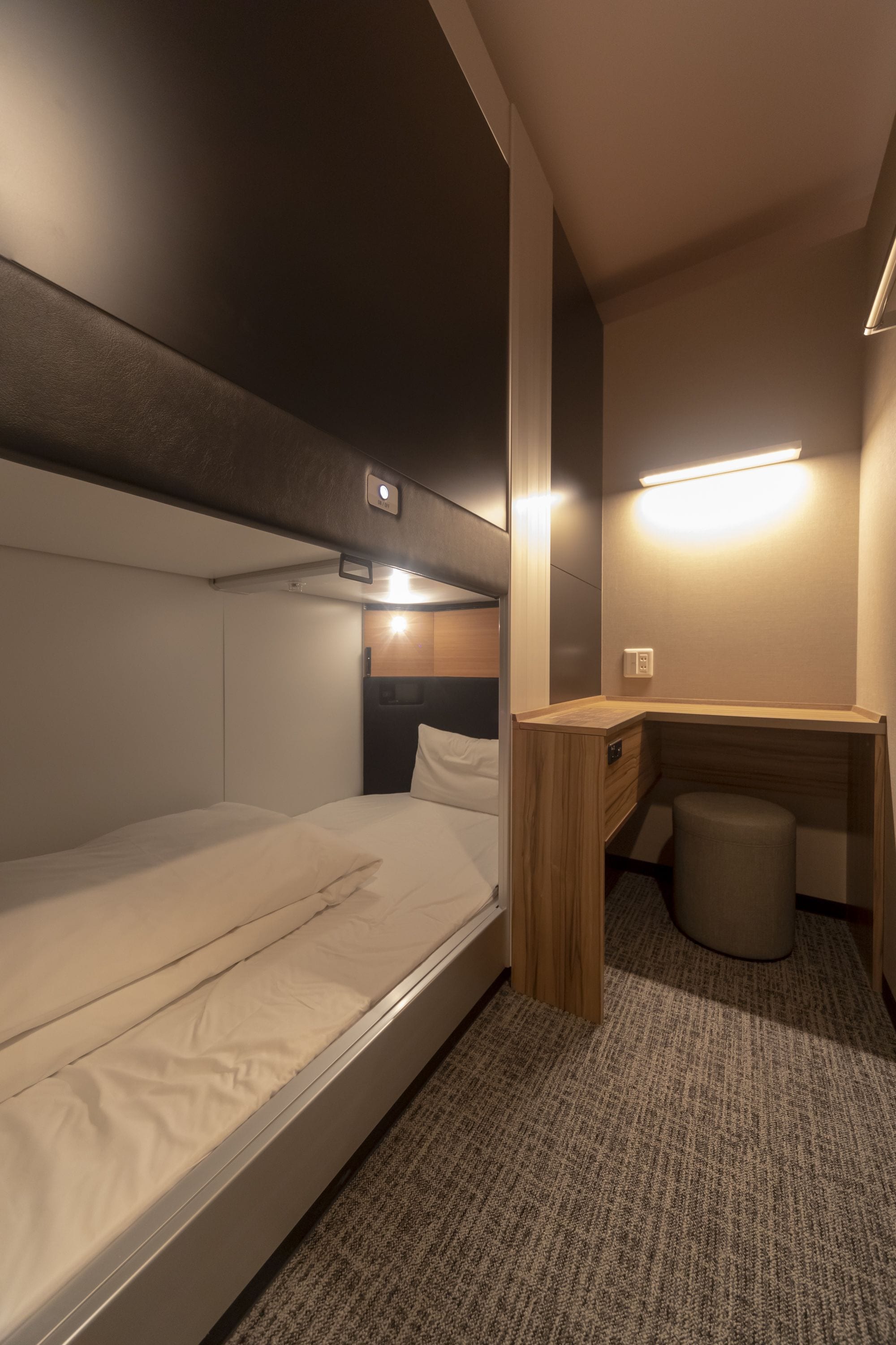 客房内保险箱、办公桌、免费 WiFi、床单