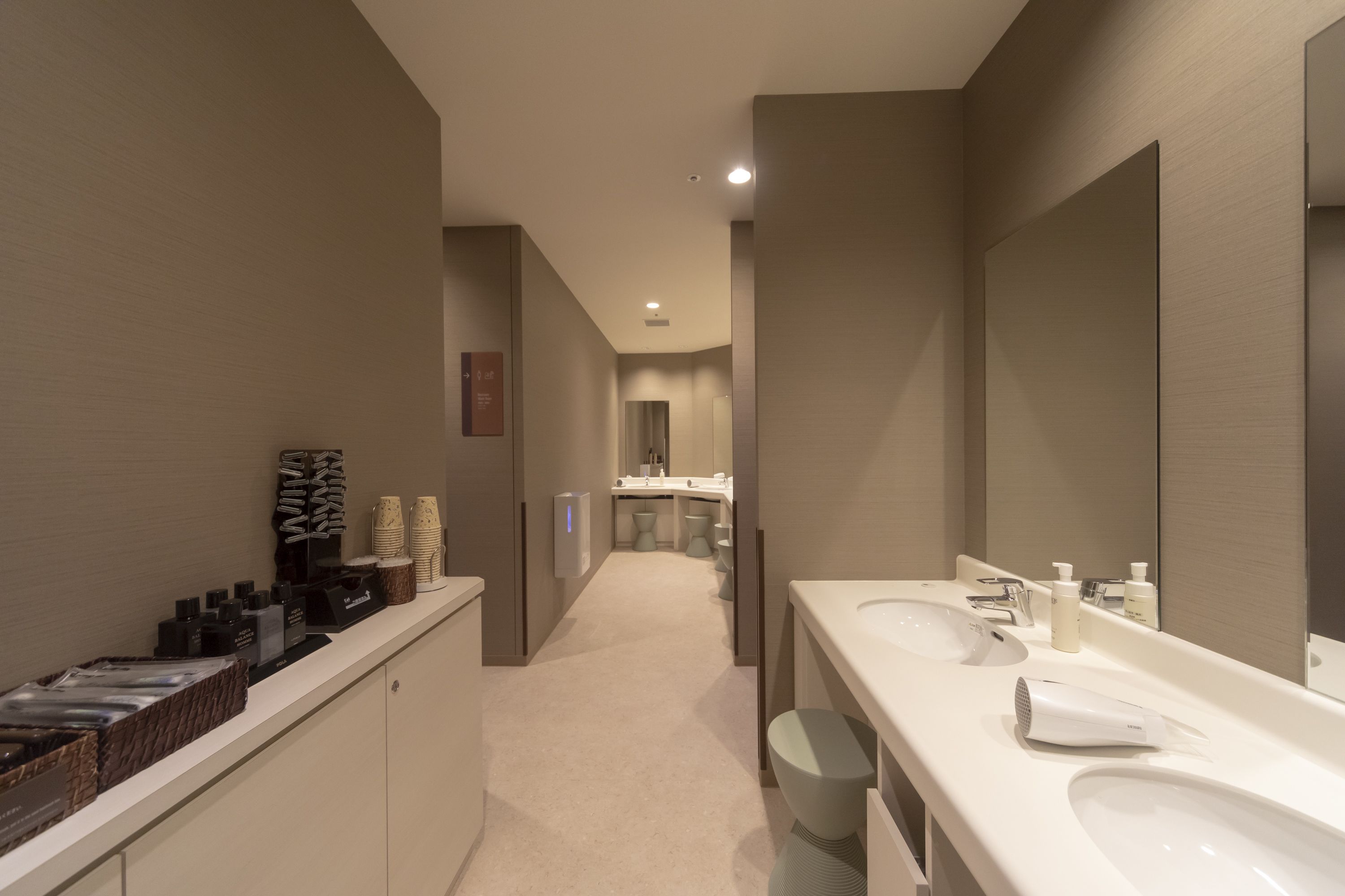 shower, free toiletries, towels