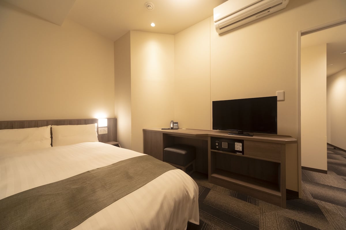 In-room safe, desk, free WiFi, bed sheets