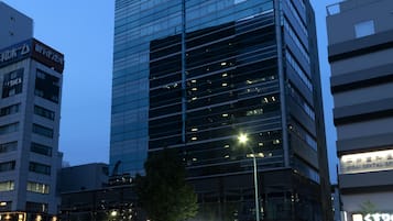 Fachada de la propiedad por la tarde o noche