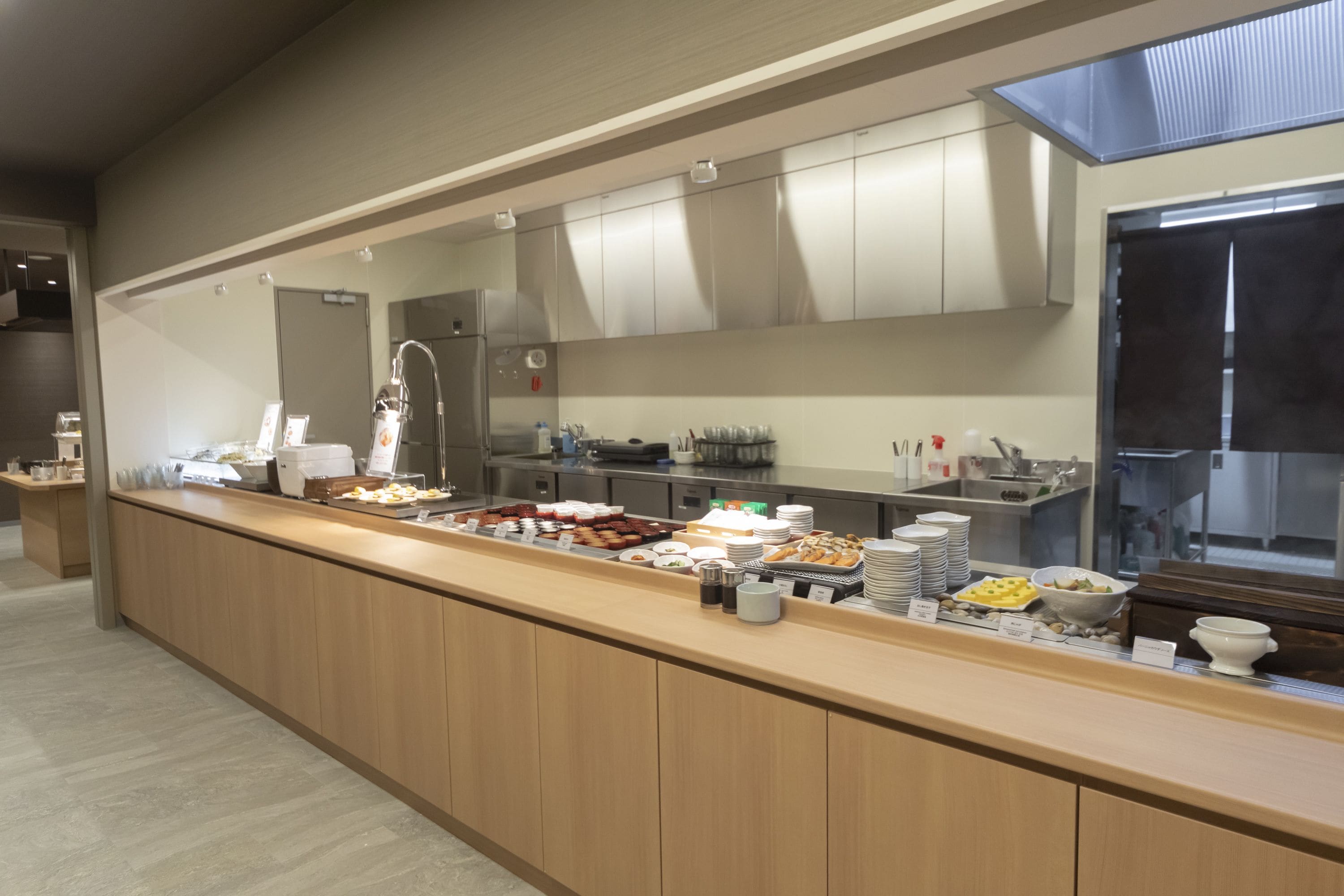 daily buffet breakfast (jpy 2000 per person)