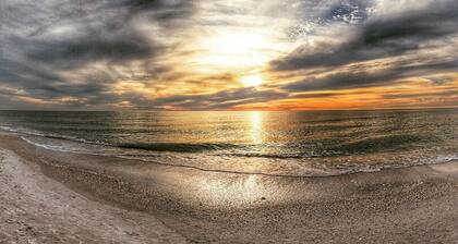 PRIME LOCATION ON AMI**CONDO DIRECTLY ON WHITE SUGAR SAND BEACH**HEATED POOL