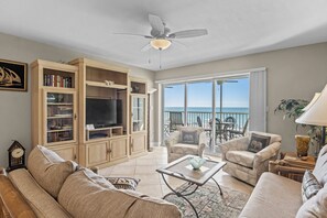 Smart-tv, dvd-spelare och böcker