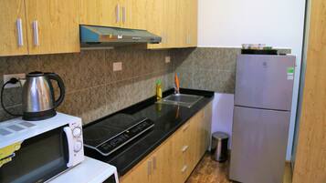 Réfrigérateur, micro-ondes, plaque de cuisson