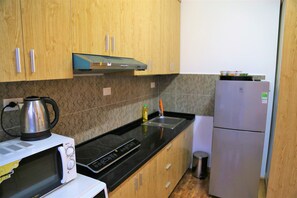 Réfrigérateur, micro-ondes, plaque de cuisson