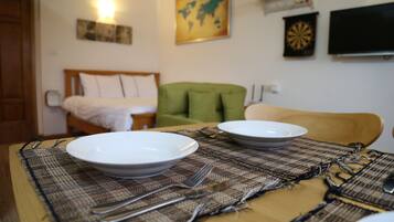 Fer et planche Ă repasser, accĂšs Internet, draps fournis