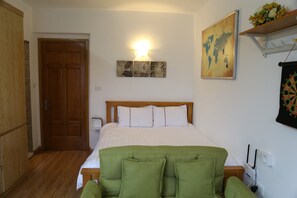 Iron/ironing board, internet, bed sheets