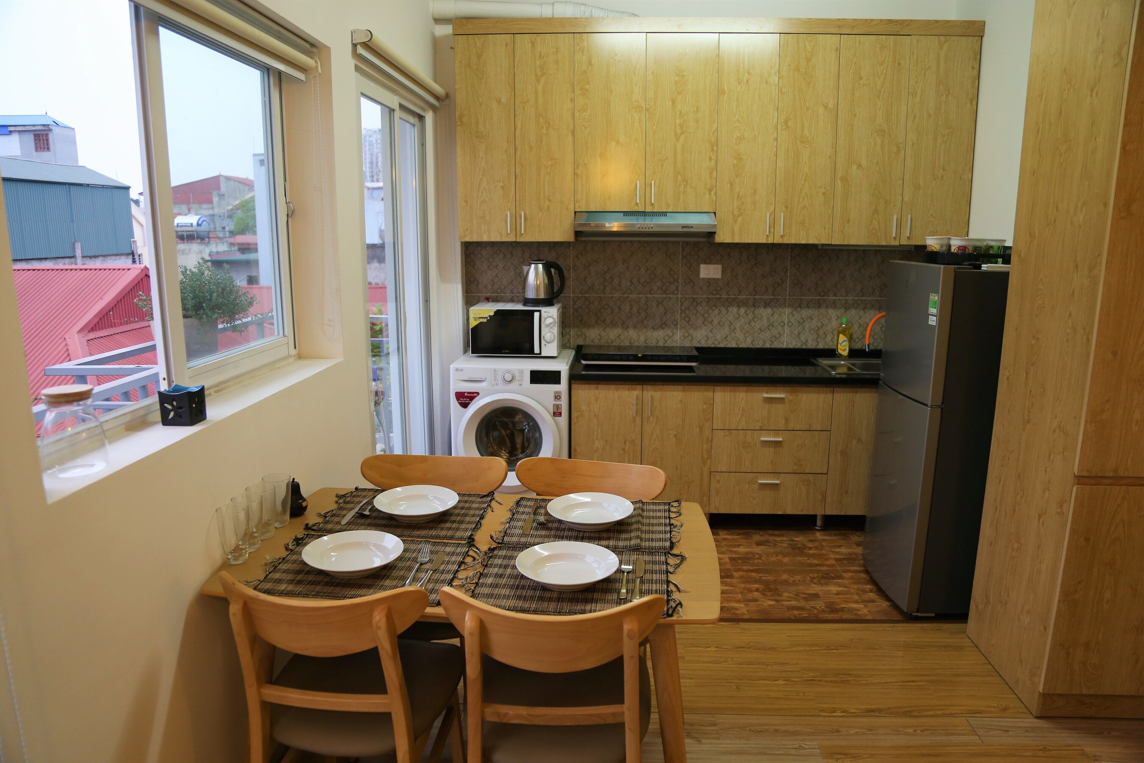 Jääkaappi, mikroaaltouuni, liesi, keittoastiat/astiat/ruokailuvälineet