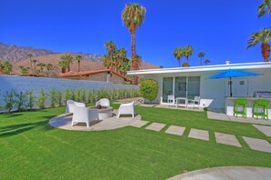 Outdoor dining - Limoncello Mid-Century Modern Sanctuary (Palm Springs)