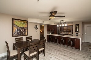 Dining - Kings View Waterfront Condo  (Lake Havasu)