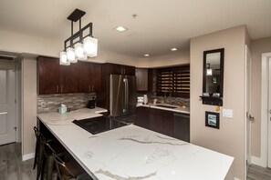 Fridge, microwave, oven, stovetop - Kings View Waterfront Condo  (Lake Havasu)