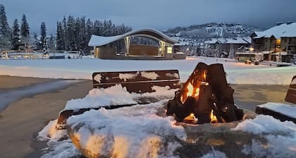 Marche vers les festivals | Retraite de couple | Centre-ville | Piscine RARE!