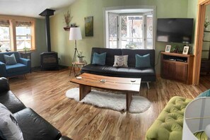 Smart TV, chimenea y libros 