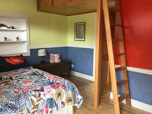 4 habitaciones, escritorio y tabla de planchar con plancha 