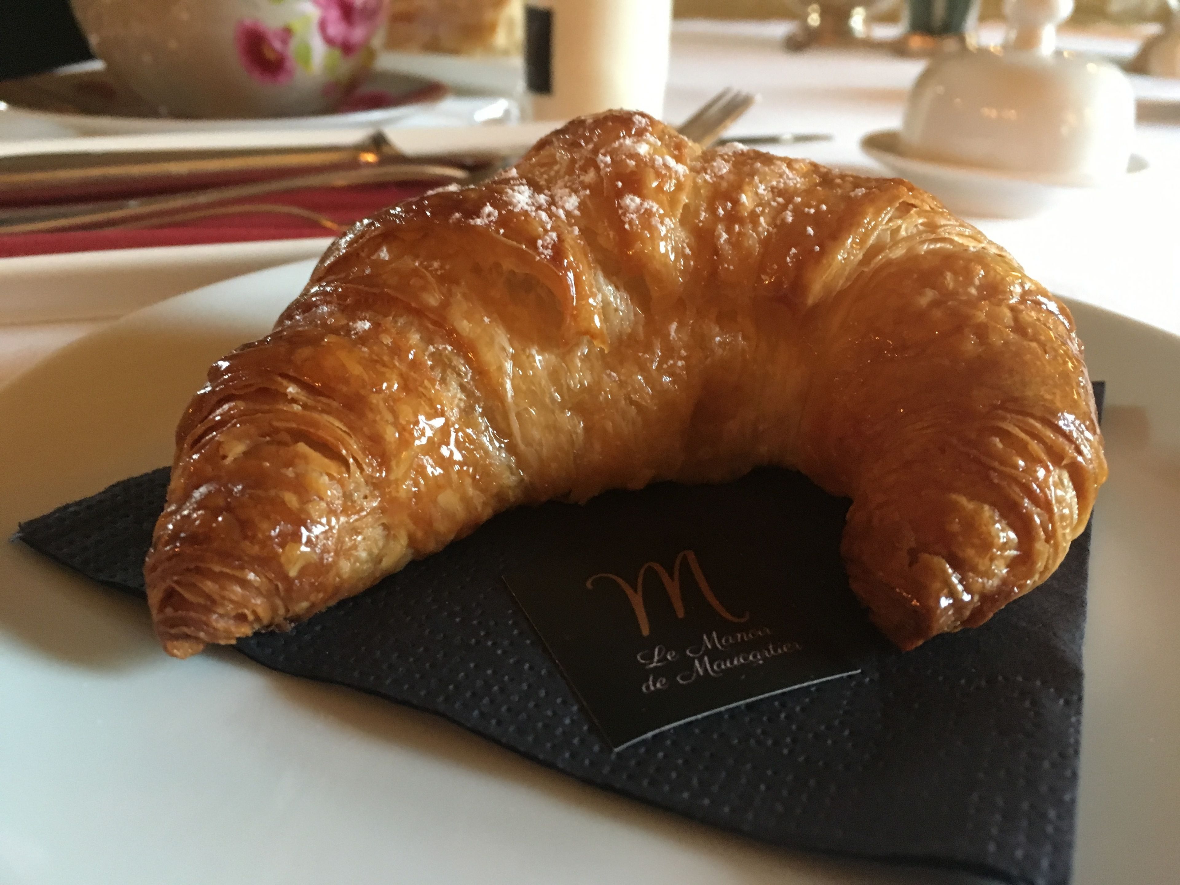 Un croissant sur une serviette ornée d’un logo.