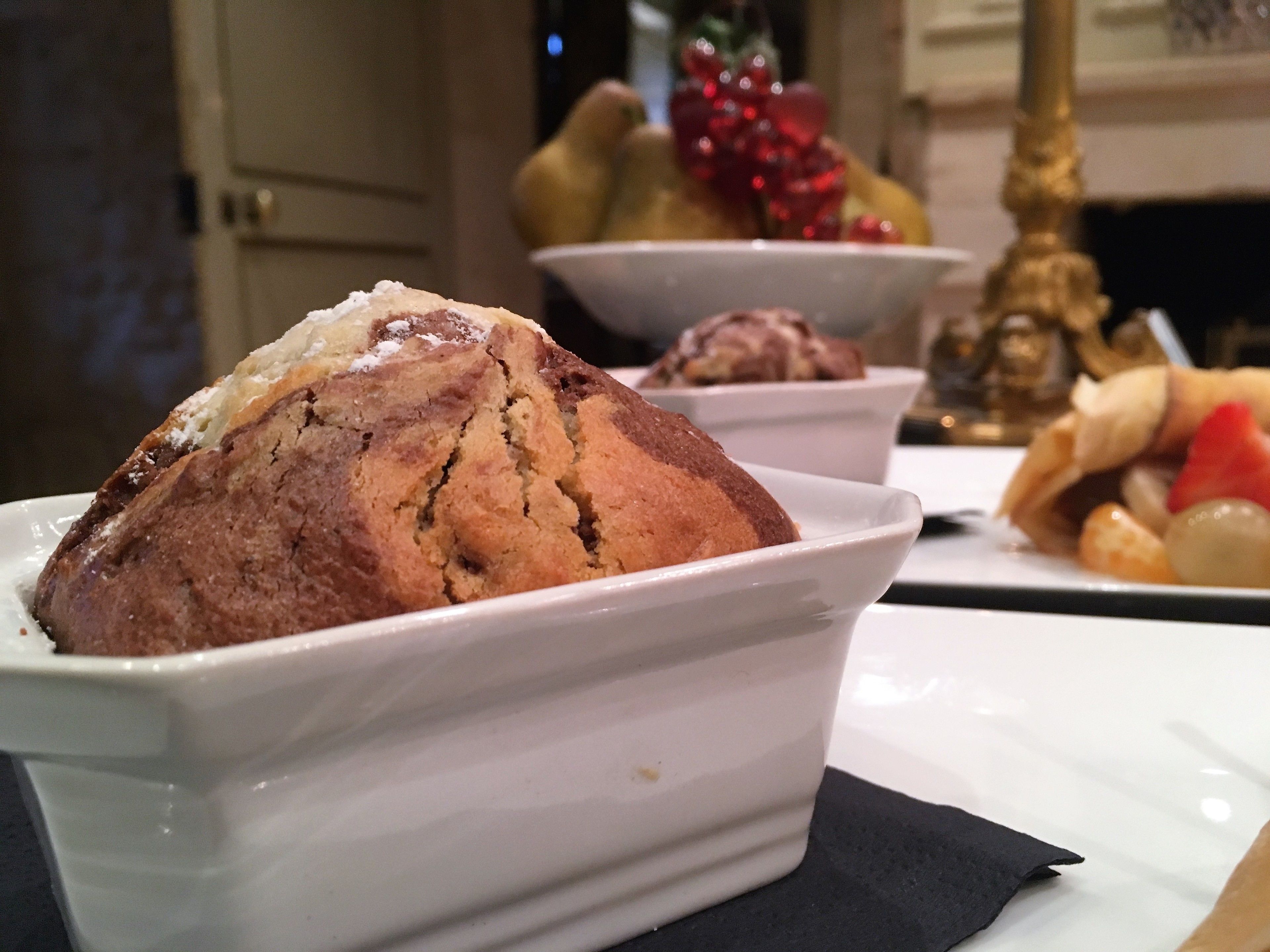 Een dessertbuffet met diverse gebakjes.