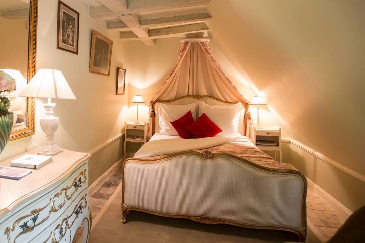 Quarto casal (Lucie) | Frigobar, escrivaninha, espaço de trabalho para notebook