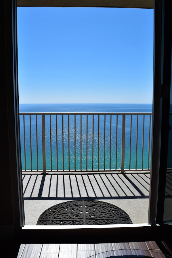 Un balcon avec vue sur l’océan.