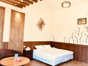 Gallery House, 2 Twin Beds | Desk, soundproofing, bed sheets