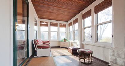 Great Getaway Enjoy Lake Living ~ 20 minutes from St Paul and Wisconsin