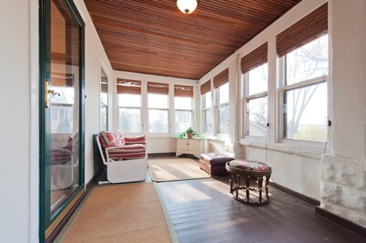 Great Getaway Enjoy Lake Living ~ 20 minutes from St Paul and Wisconsin 